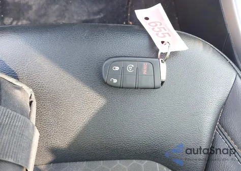 2019 Jeep Compass Latitude 4X4 z USA, uszkodzony, nr VIN 3C4NJDBB0KT818133